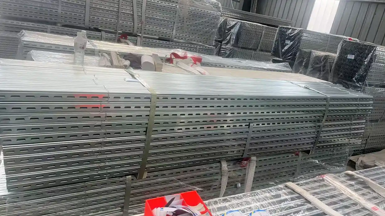Lote de almacén de bandejas portacables perforadas empaquetadas en almacenamiento organizado