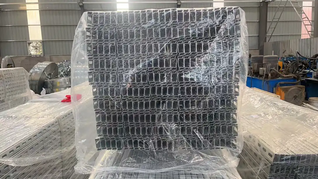 Envío de bandeja portacables galvanizada envuelta preparada para almacenamiento